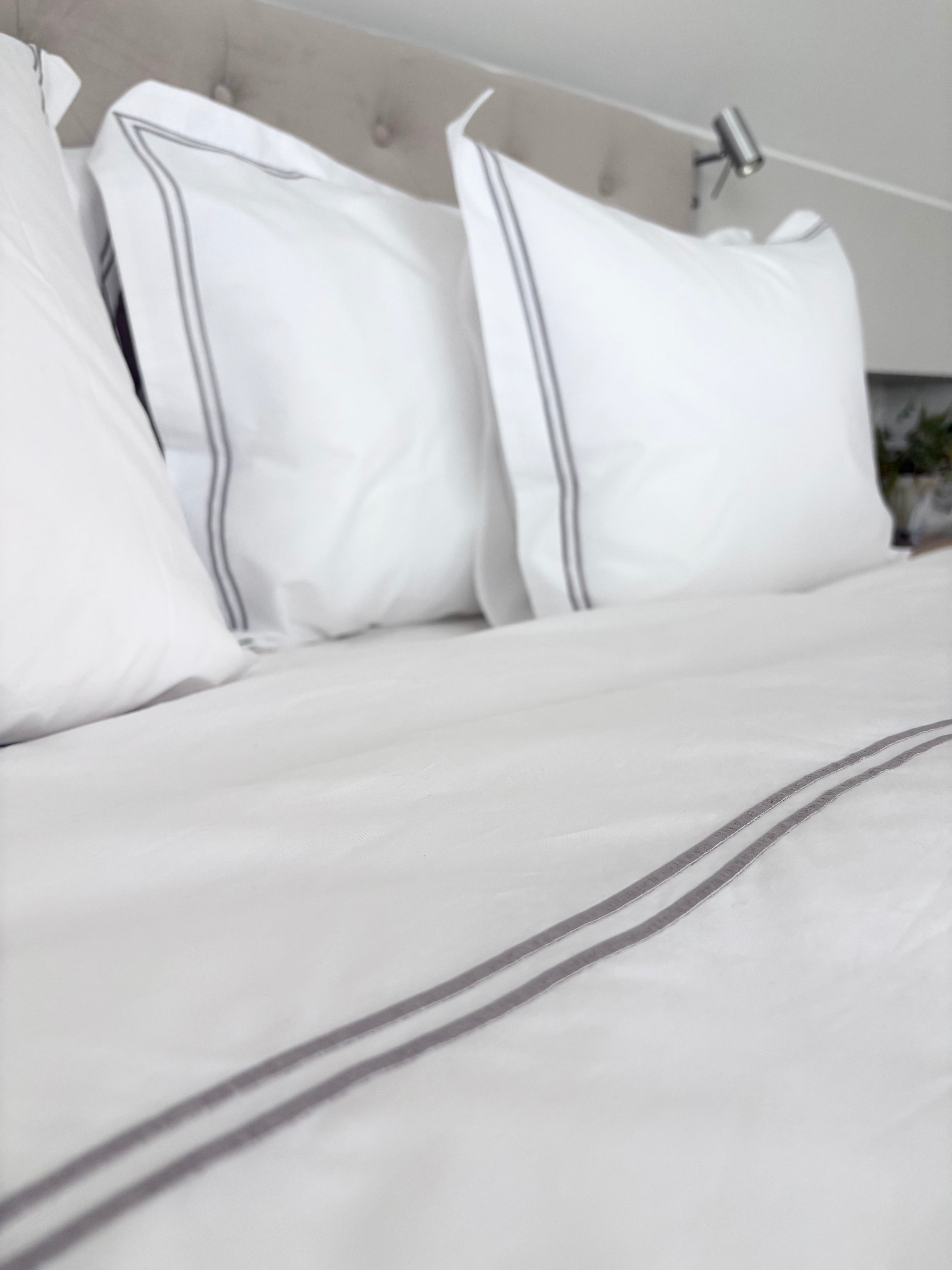 Consola Stort Påslakan med Grå Broderad Bård. Vitt